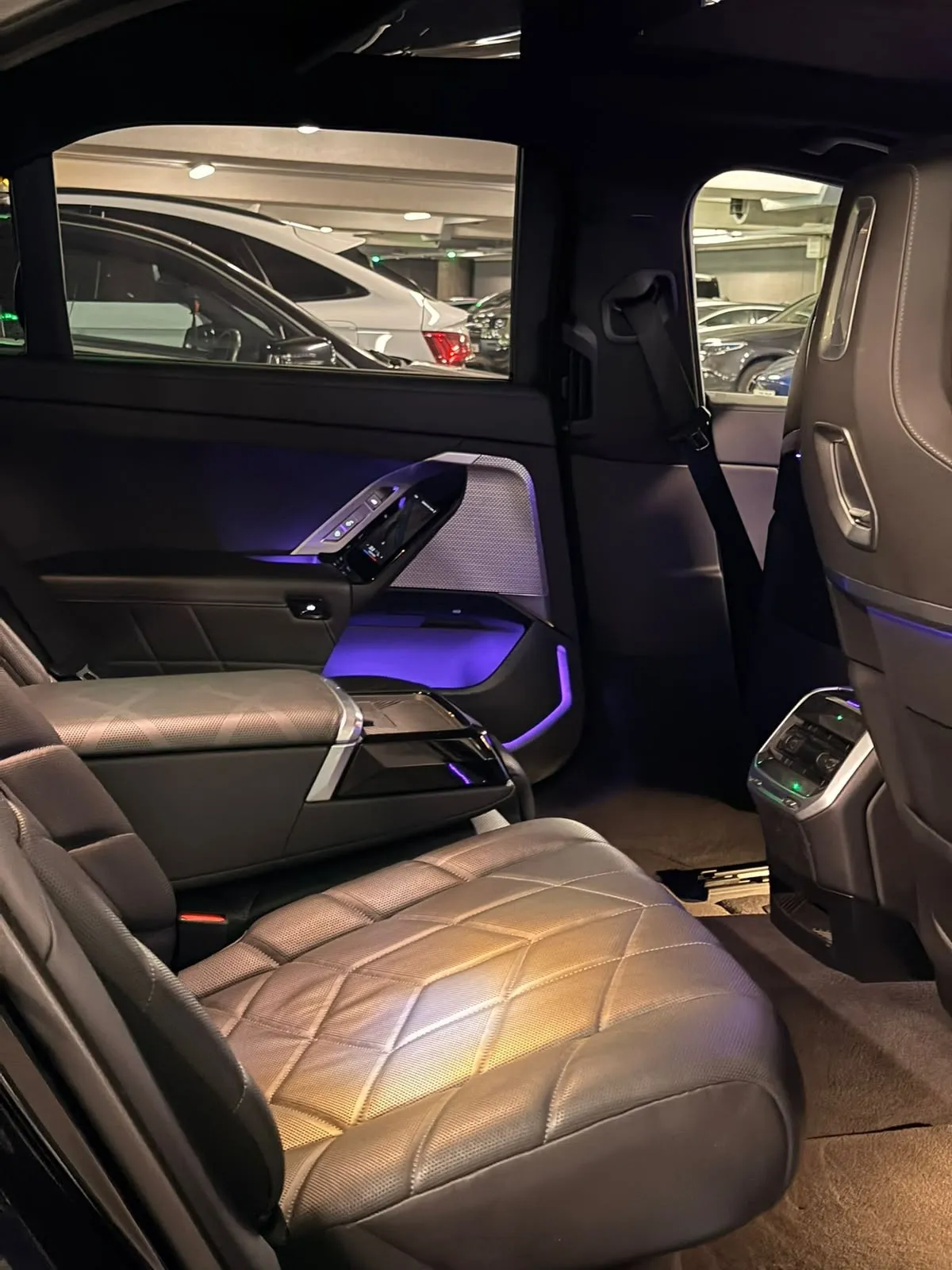 Rear seats of the BMW i7 with the armrest down